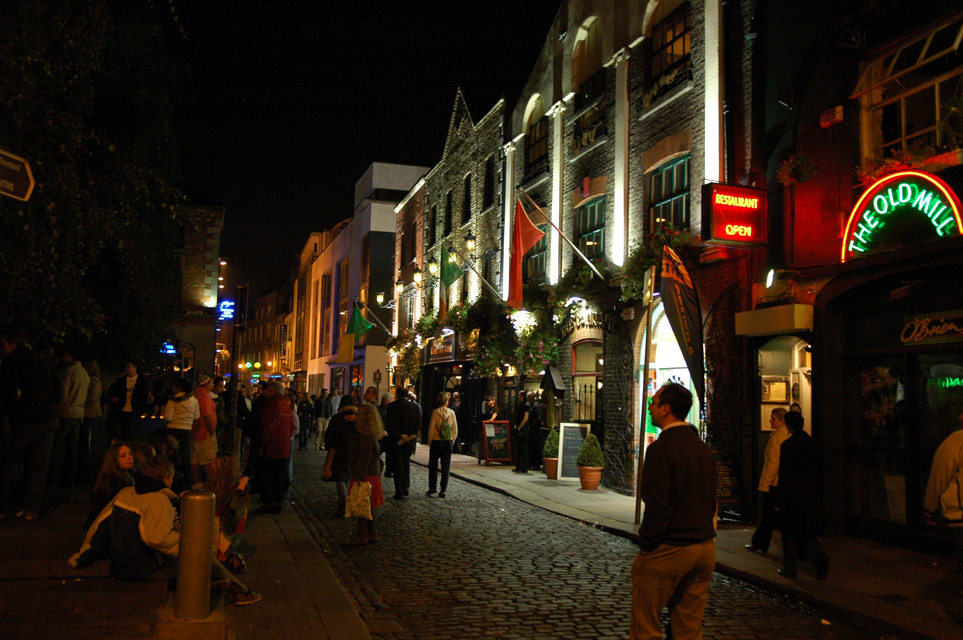 temple-bar-dublin-ireland-dub-dublin-pubs-on-temple-bar-square-by